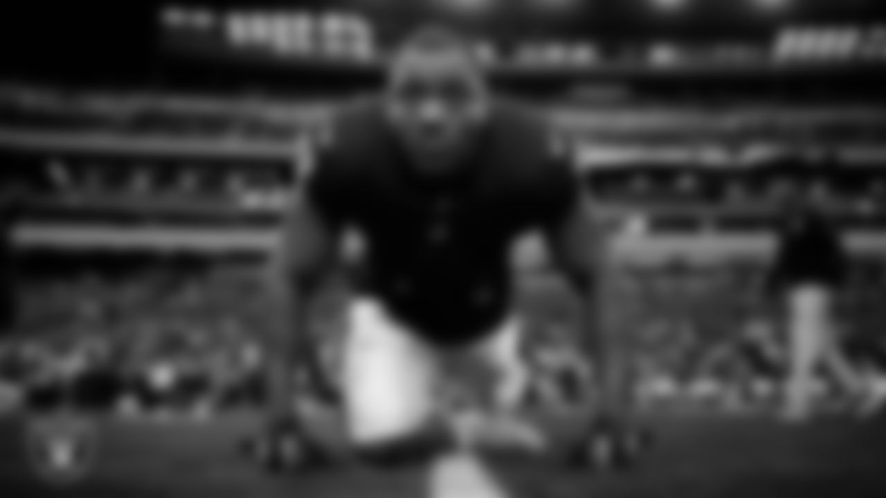 Las Vegas Raiders running back Zamir White (3) warming up before the regular season home game against the New York Giants at Allegiant Stadium.