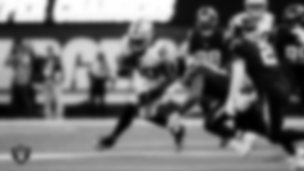 Las Vegas Raiders tight end Ian Thomas (80) during the regular season away game against the Los Angeles Chargers at SoFi Stadium.