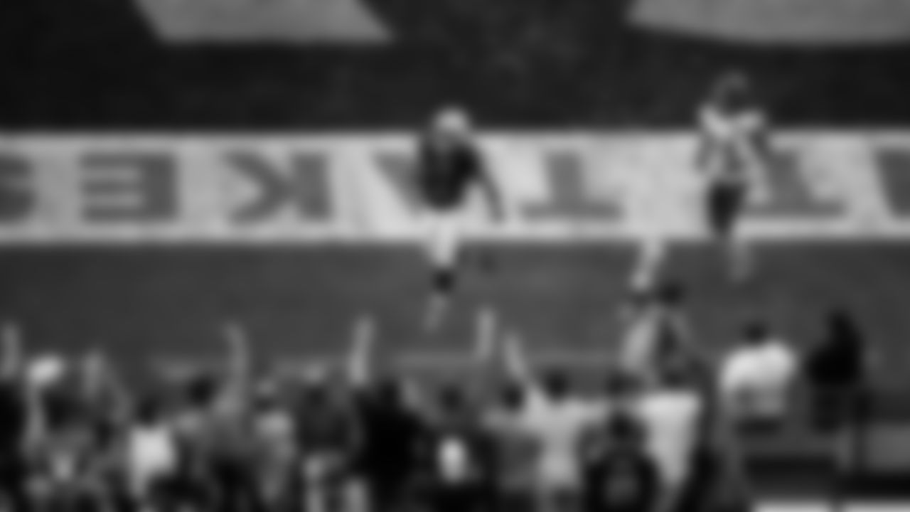 Las Vegas Raiders running back Ashton Jeanty (2) celebrates after rushing for a 64-yard touchdown during the regular season home game against the Chicago Bears at Allegiant Stadium.