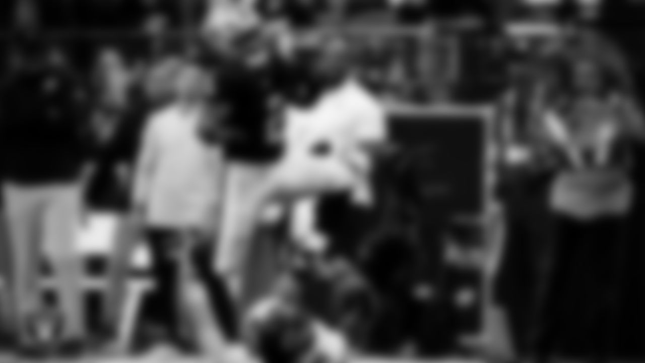 Las Vegas Raiders running back Ashton Jeanty (2) rushes for a 64-yard touchdown during the regular season home game against the Chicago Bears at Allegiant Stadium.