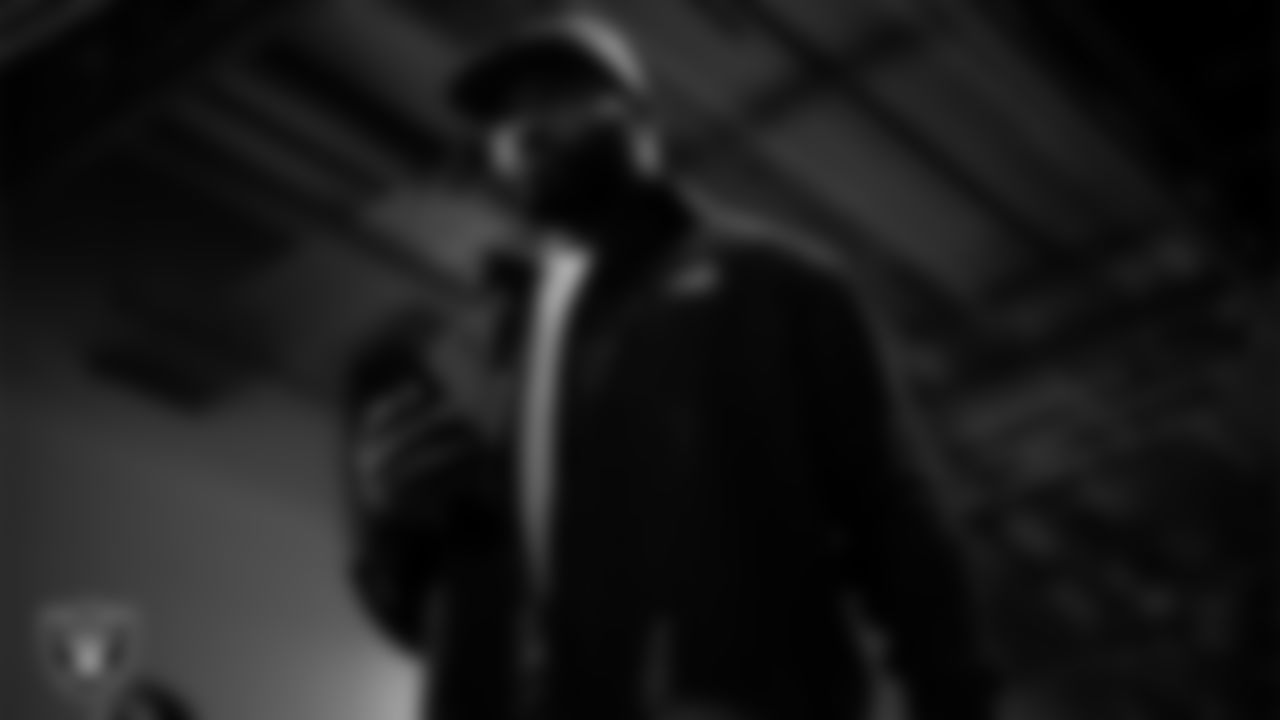 Las Vegas Raiders linebacker Elandon Roberts (52) arrives to the regular season away game against the Los Angeles Chargers at SoFi Stadium.