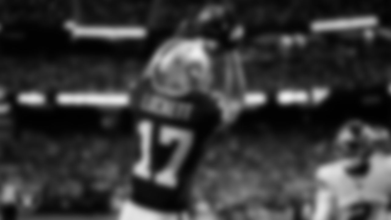 Las Vegas Raiders wide receiver Tyler Lockett (17) makes a 4-yard touchdown catch during the regular season home game against the New York Giants at Allegiant Stadium.