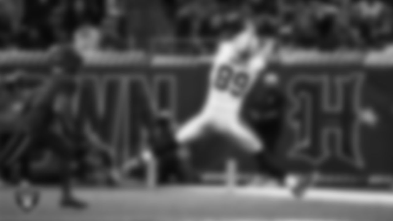Las Vegas Raiders tight end Brock Bowers (89) makes a catch during the regular season away game against the Houston Texans at NRG Stadium.