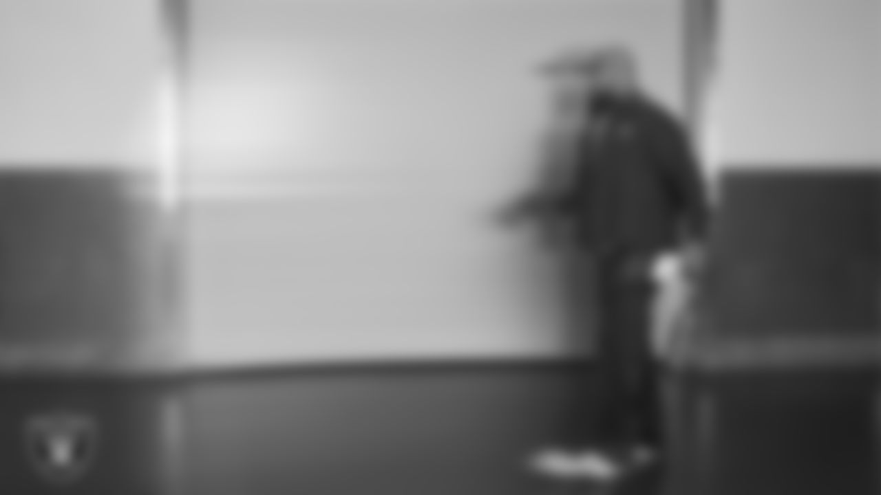 Las Vegas Raiders linebacker Elandon Roberts (52) arrives to the regular season away game against the Los Angeles Chargers at SoFi Stadium.