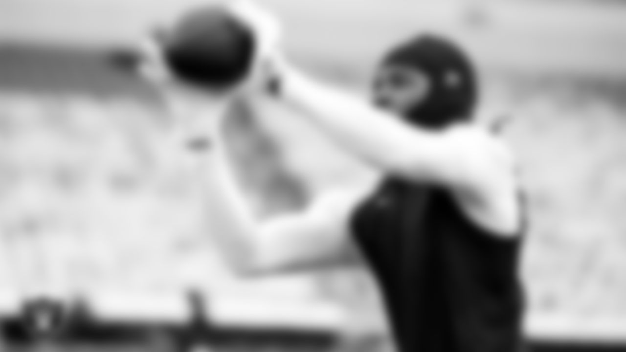 Las Vegas Raiders wide receiver Dont'e Thornton Jr. (10) warming up before the regular season away game against the Philadelphia Eagles at Lincoln Financial Field.