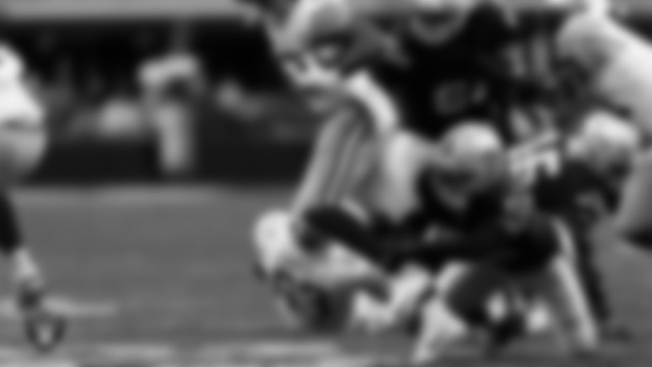 Las Vegas Raiders linebacker Elandon Roberts (52) makes a tackle during the preseason home game against the San Francisco 49ers at Allegiant Stadium.
