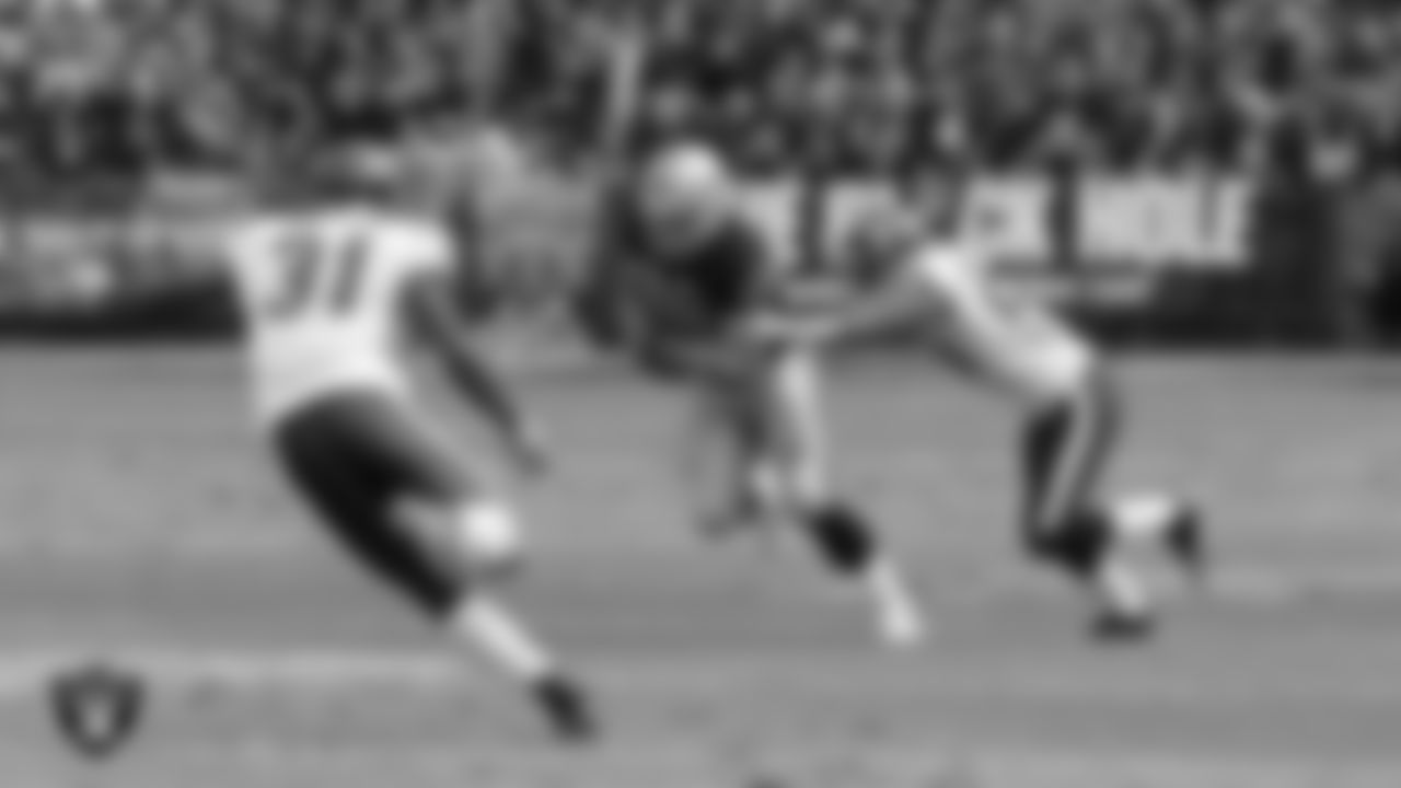 Oakland Raiders tight end Zach Miller (80) during the regular season home game against the Houston Texans at Oakland-Alameda County Coliseum, Sunday, October 3, 2010, in Oakland, Calif.