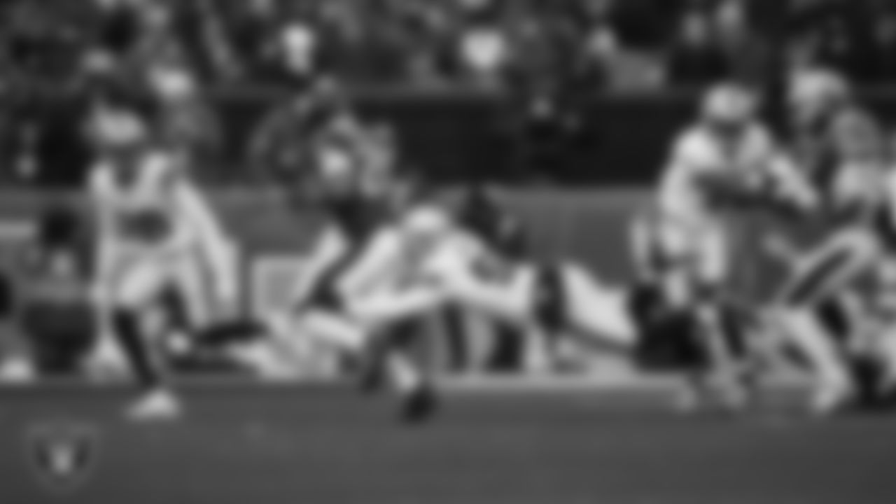 Las Vegas Raiders linebacker Elandon Roberts (52) goes to make a tackle during the regular season away game against the Philadelphia Eagles at Lincoln Financial Field.