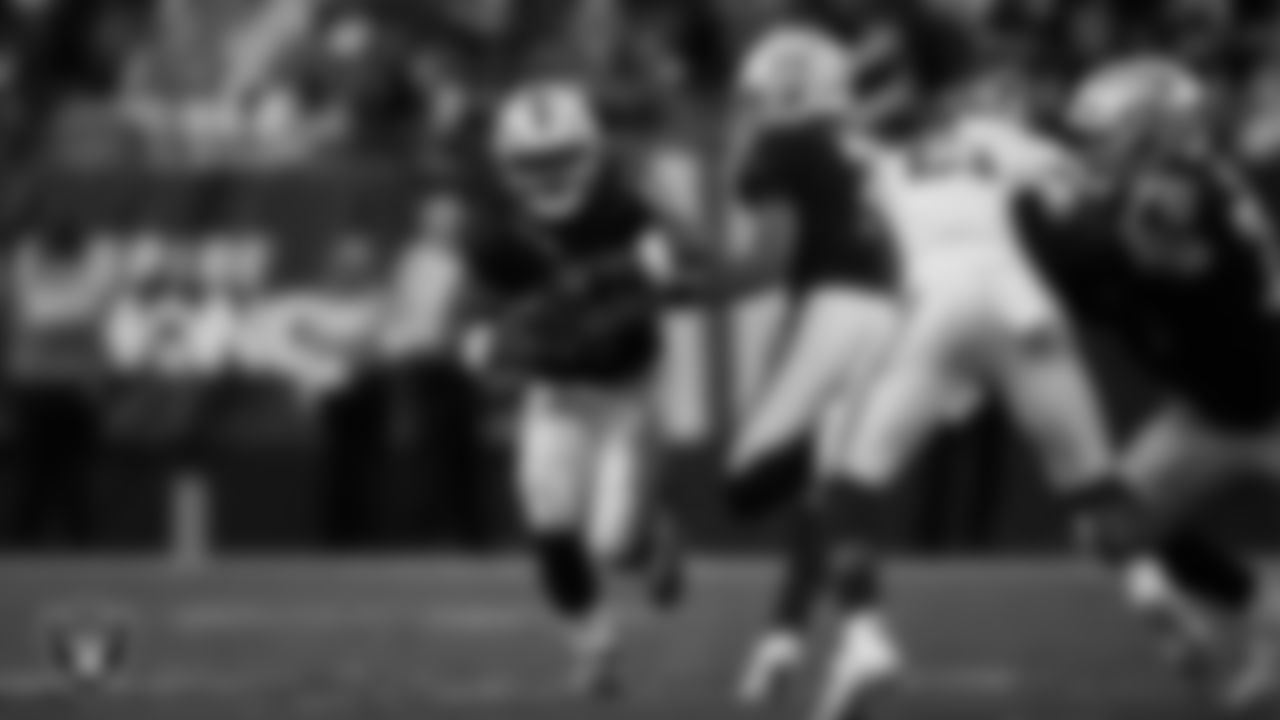 Las Vegas Raiders quarterback Geno Smith (7) hands the ball off to running back Ashton Jeanty (2) during the regular season home game against the New York Giants at Allegiant Stadium.