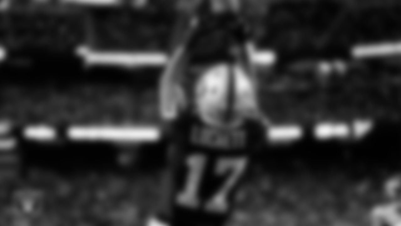 Las Vegas Raiders wide receiver Tyler Lockett (17) makes a 4-yard touchdown catch during the regular season home game against the New York Giants at Allegiant Stadium.