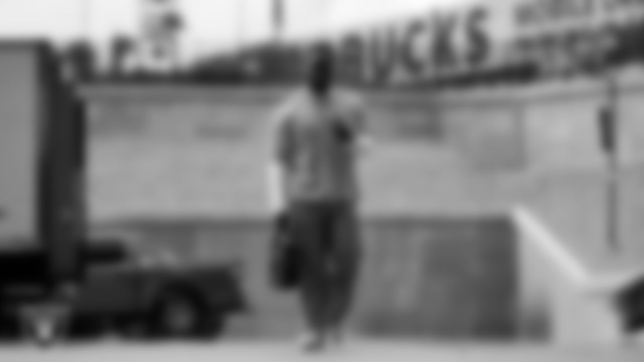 Las Vegas Raiders running back Ashton Jeanty (2) arrives to the regular season home game against the Chicago Bears at Allegiant Stadium.