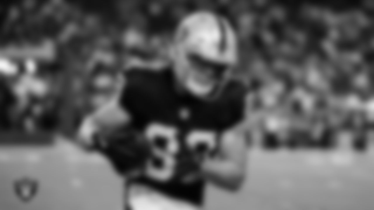 Las Vegas Raiders tight end Brock Bowers (89) warming up before the regular season home game against the Dallas Cowboys at Allegiant Stadium.