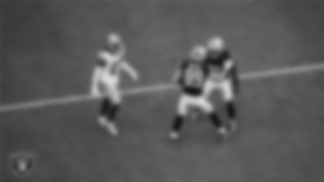 Las Vegas Raiders tight end Brock Bowers (89) celebrates with running back Ashton Jeanty (2) after making a catch during the preseason home game against the San Francisco 49ers at Allegiant Stadium.