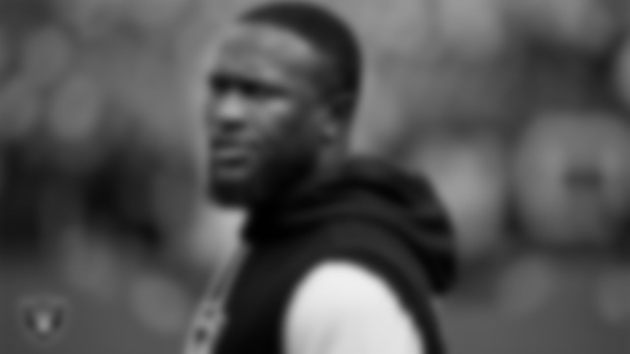 Las Vegas Raiders linebacker Devin White (45) warming up before the regular season away game against the Washington Commanders at Northwest Stadium.