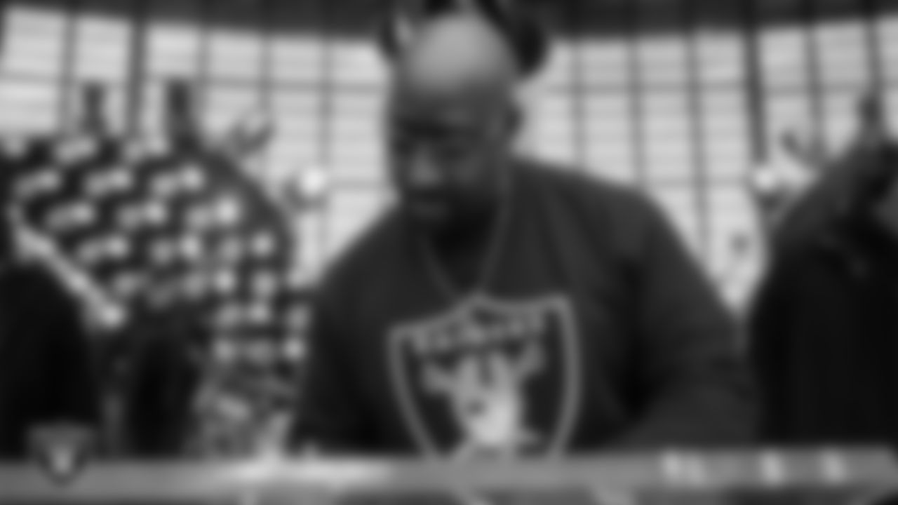 Las Vegas Raiders alumnus Napoleon Kaufman signs a plaque for the the Al Davis Memorial Torch before the Las Vegas Raiders' regular season home game against the Denver Broncos at Allegiant Stadium.