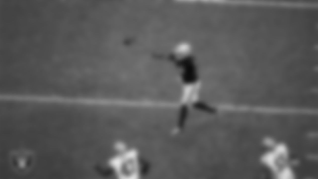 Las Vegas Raiders quarterback Geno Smith (7) passes during the preseason home game against the San Francisco 49ers at Allegiant Stadium.