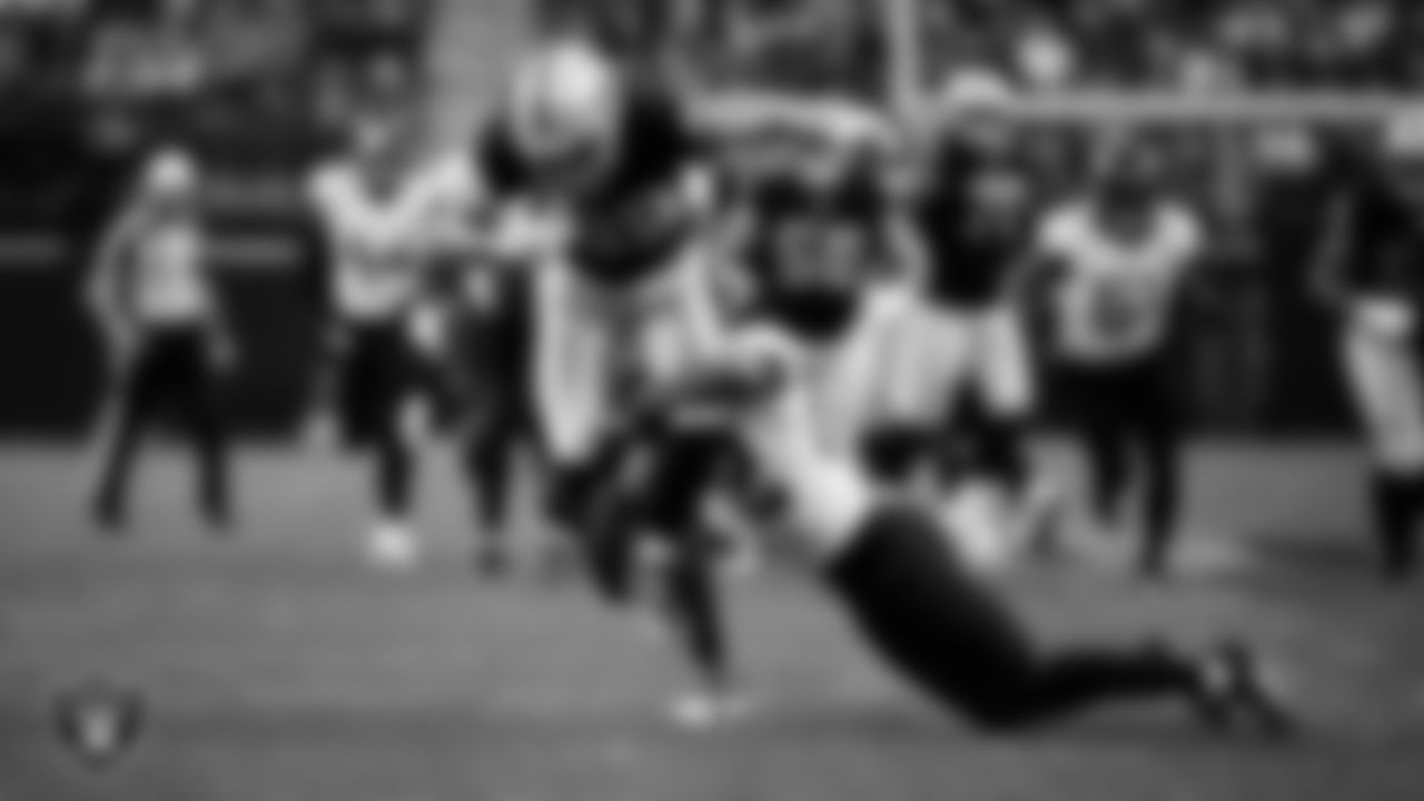Las Vegas Raiders tight end Brock Bowers (89) runs after making a catch during the regular season home game against the Jacksonville Jaguars at Allegiant Stadium.