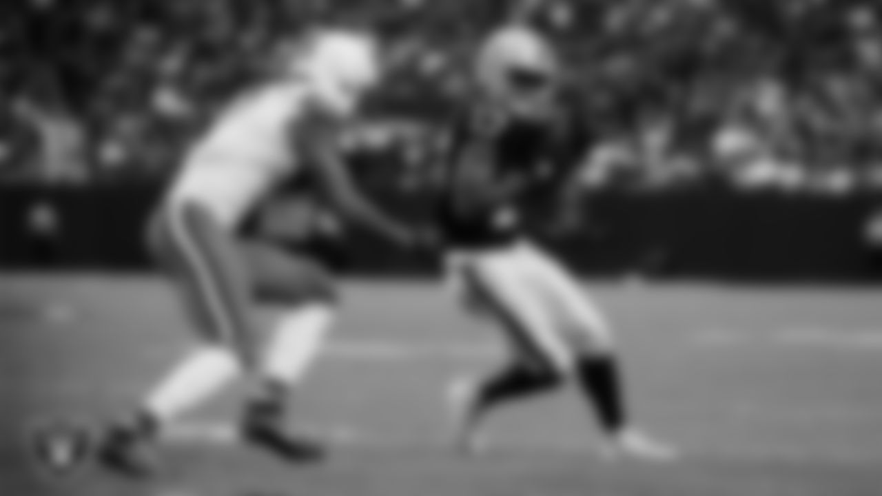 Las Vegas Raiders wide receiver Tyler Lockett (17) runs after making a catch during the regular season home game against the Cleveland Browns at Allegiant Stadium.