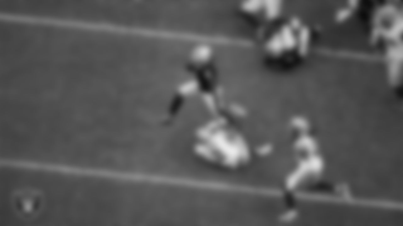 Las Vegas Raiders running back Ashton Jeanty (2) rushes during the preseason home game against the San Francisco 49ers at Allegiant Stadium.