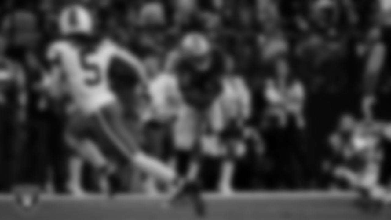 Las Vegas Raiders running back Ashton Jeanty (2) runs after making a catch during the regular season home game against the Cleveland Browns at Allegiant Stadium.