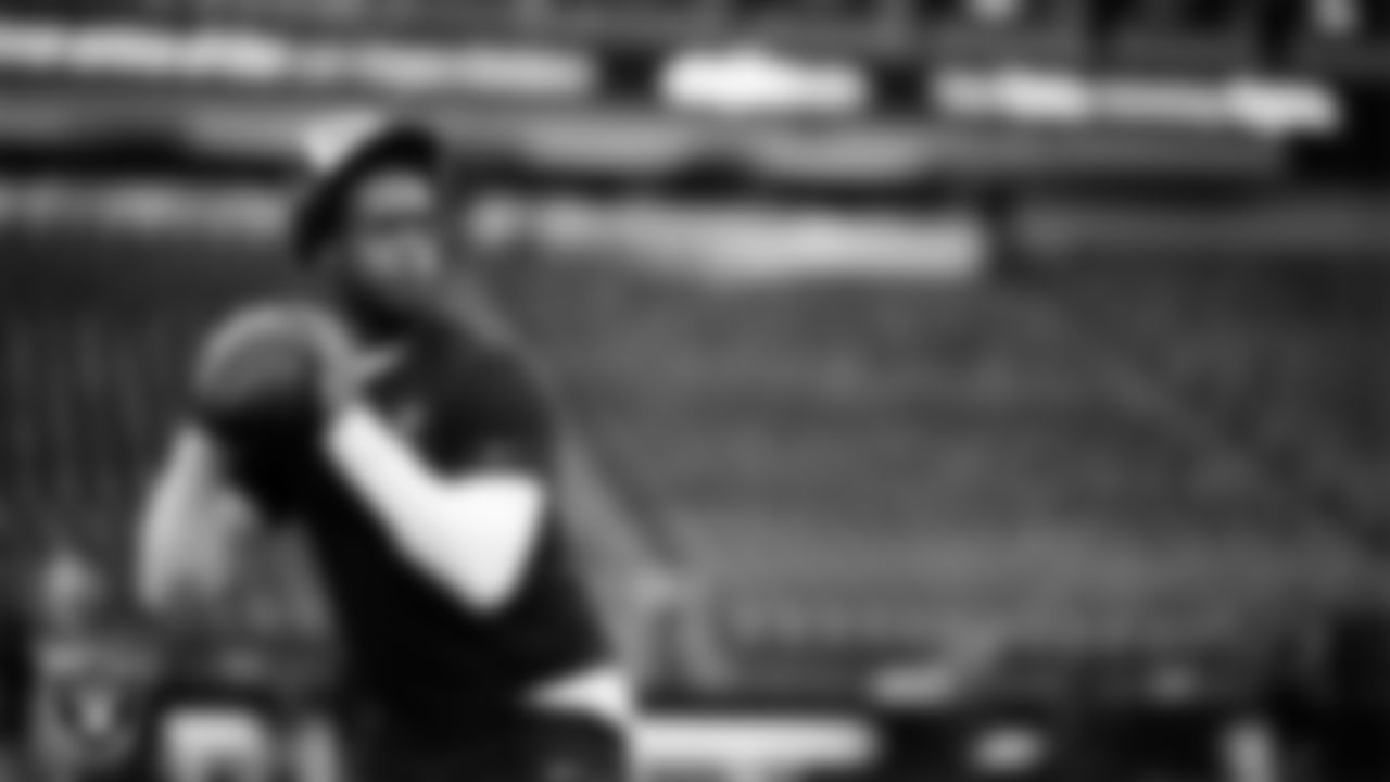 Las Vegas Raiders quarterback Geno Smith (7) warming up before the regular season home game against the New York Giants at Allegiant Stadium.