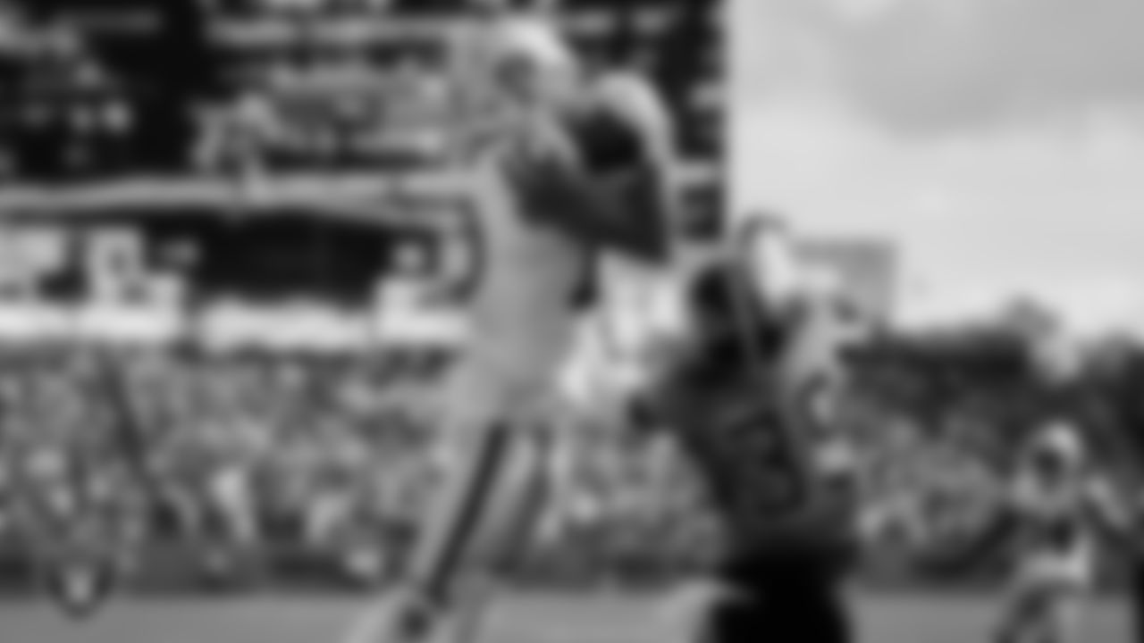 Las Vegas Raiders wide receiver Mack Hollins (10) makes a 9-yard touchdown catch during the regular season away game against the Tennessee Titans at Nissan Stadium, Sunday, September 25, 2022, in Nashville, Tenn.