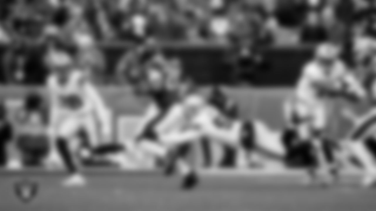 Las Vegas Raiders linebacker Elandon Roberts (52) during the regular season away game against the Philadelphia Eagles at Lincoln Financial Field.