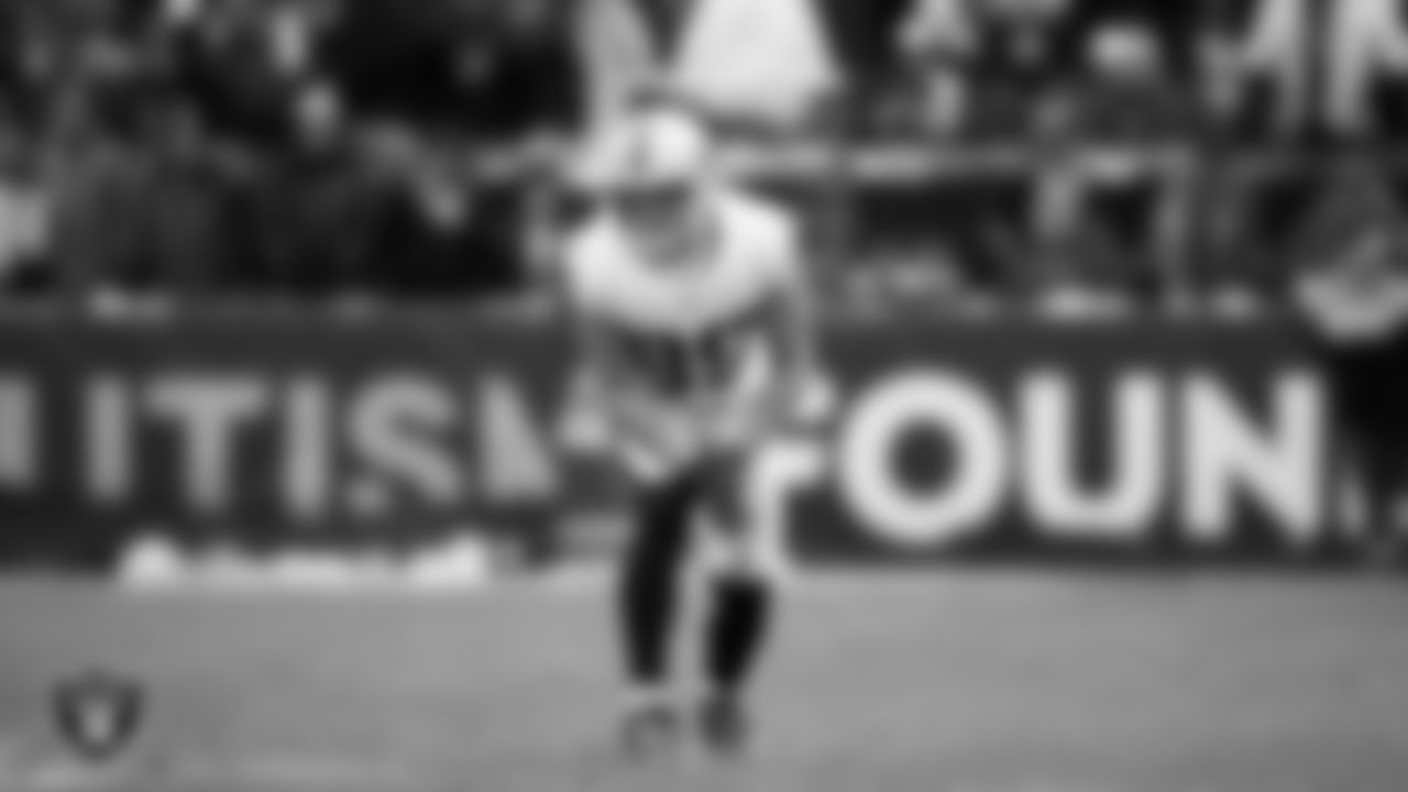 Las Vegas Raiders tight end Brock Bowers (89) lines up before the snap during the regular season away game against the Philadelphia Eagles at Lincoln Financial Field.