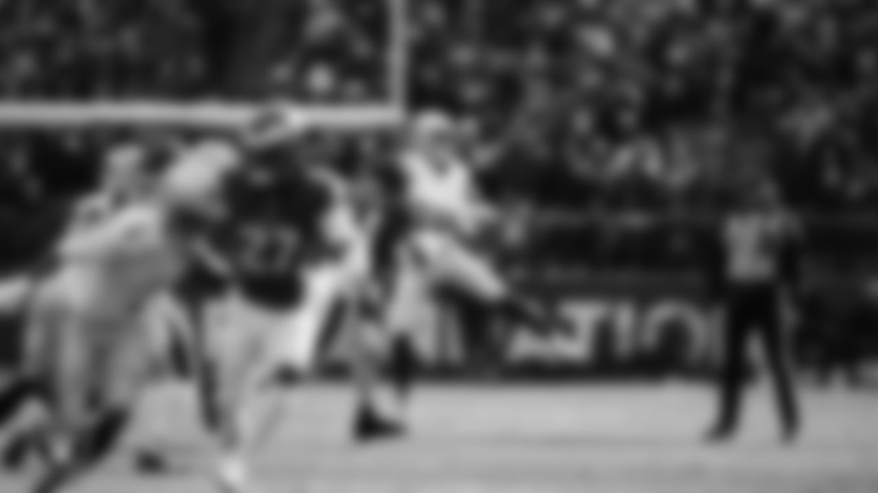 Las Vegas Raiders quarterback Kenny Pickett (15) passes during the regular season away game against the Philadelphia Eagles at Lincoln Financial Field.