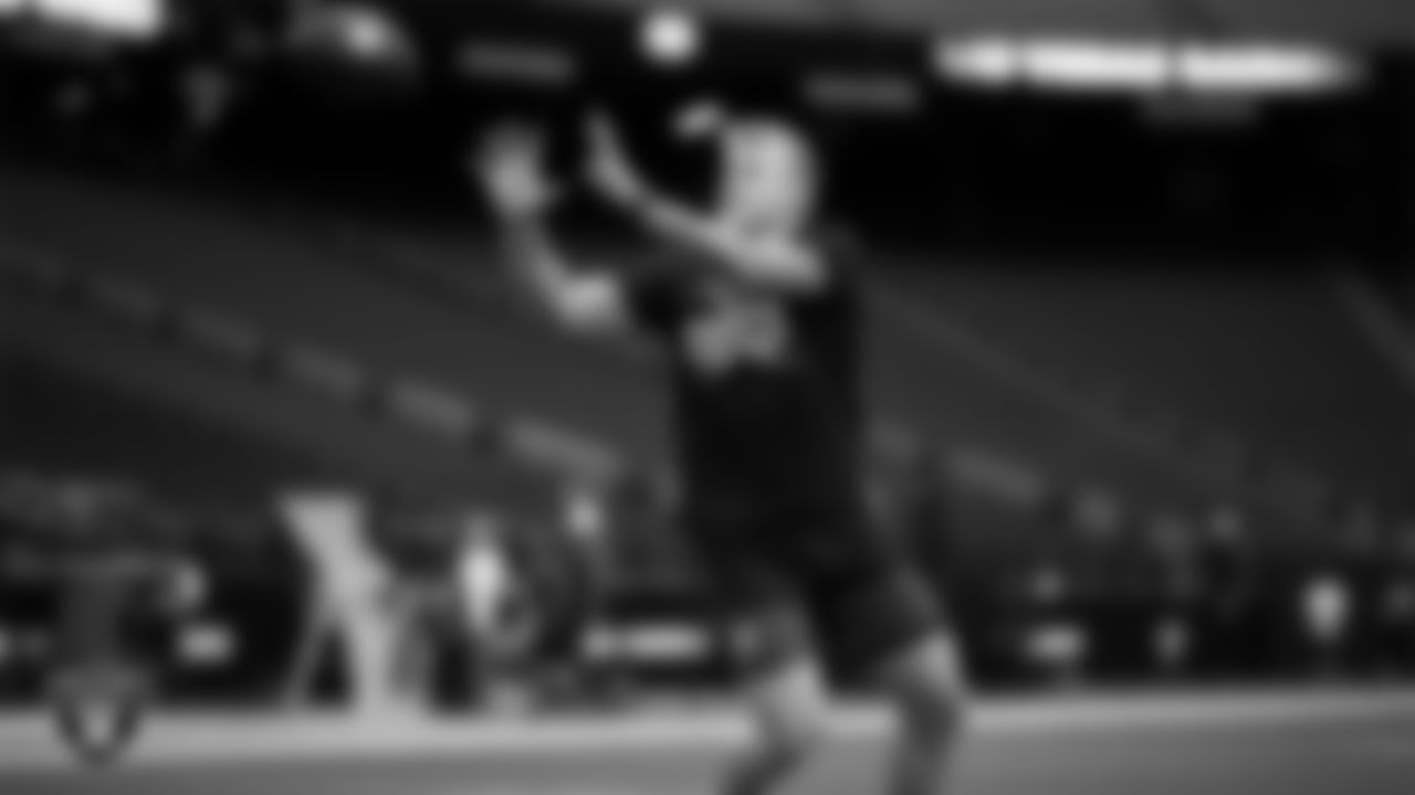 Las Vegas Raiders linebacker Cody Lindenberg (55) warming up before the preseason home game against the San Francisco 49ers at Allegiant Stadium.
