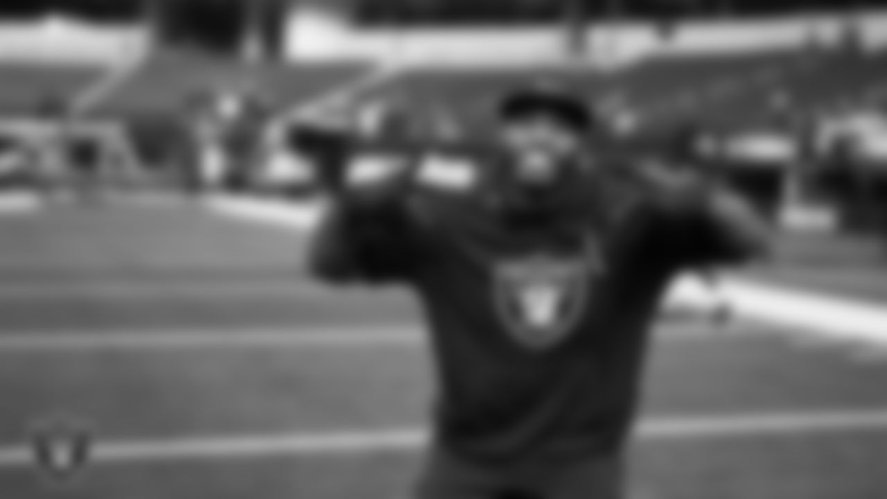 Las Vegas Raiders linebacker Elandon Roberts (52) warming up before the regular season away game against the Los Angeles Chargers at SoFi Stadium.