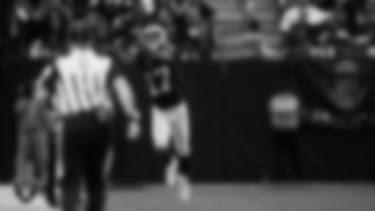 Las Vegas Raiders wide receiver Tyler Lockett (17) makes a catch during the regular season home game against the Cleveland Browns at Allegiant Stadium.