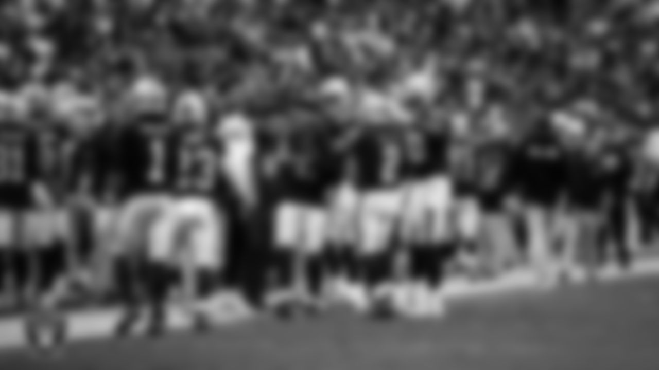 Las Vegas Raiders running back Ashton Jeanty (2) celebrates with teammates after making an 8-yard touchdown catch during the regular season home game against the Chicago Bears at Allegiant Stadium.