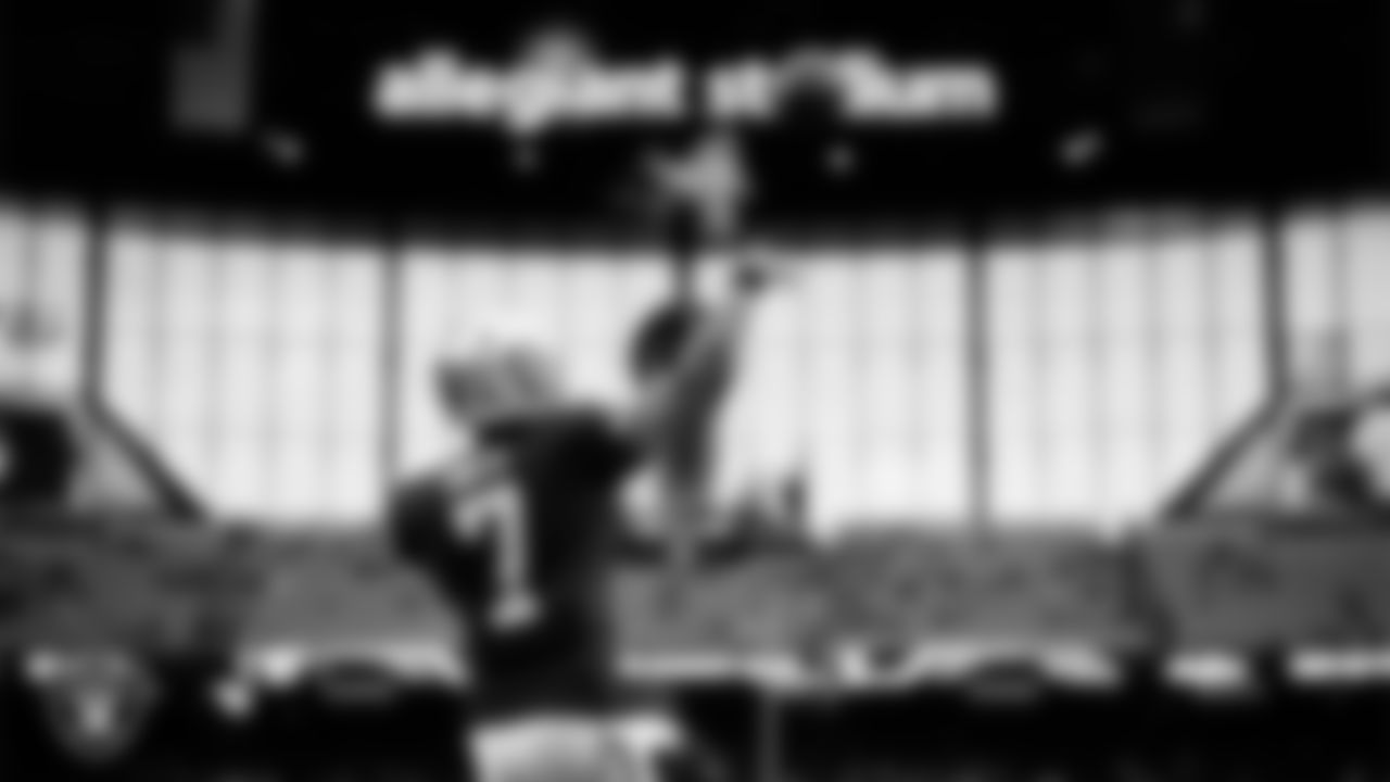 Las Vegas Raiders quarterback Geno Smith (7) warming up before the regular season home game against the Denver Broncos at Allegiant Stadium.