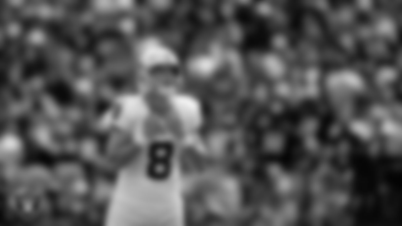 Las Vegas Raiders kicker Daniel Carlson (8) lines up before kicking a 37-yard field goal during the regular season away game against the Washington Commanders at Northwest Stadium.