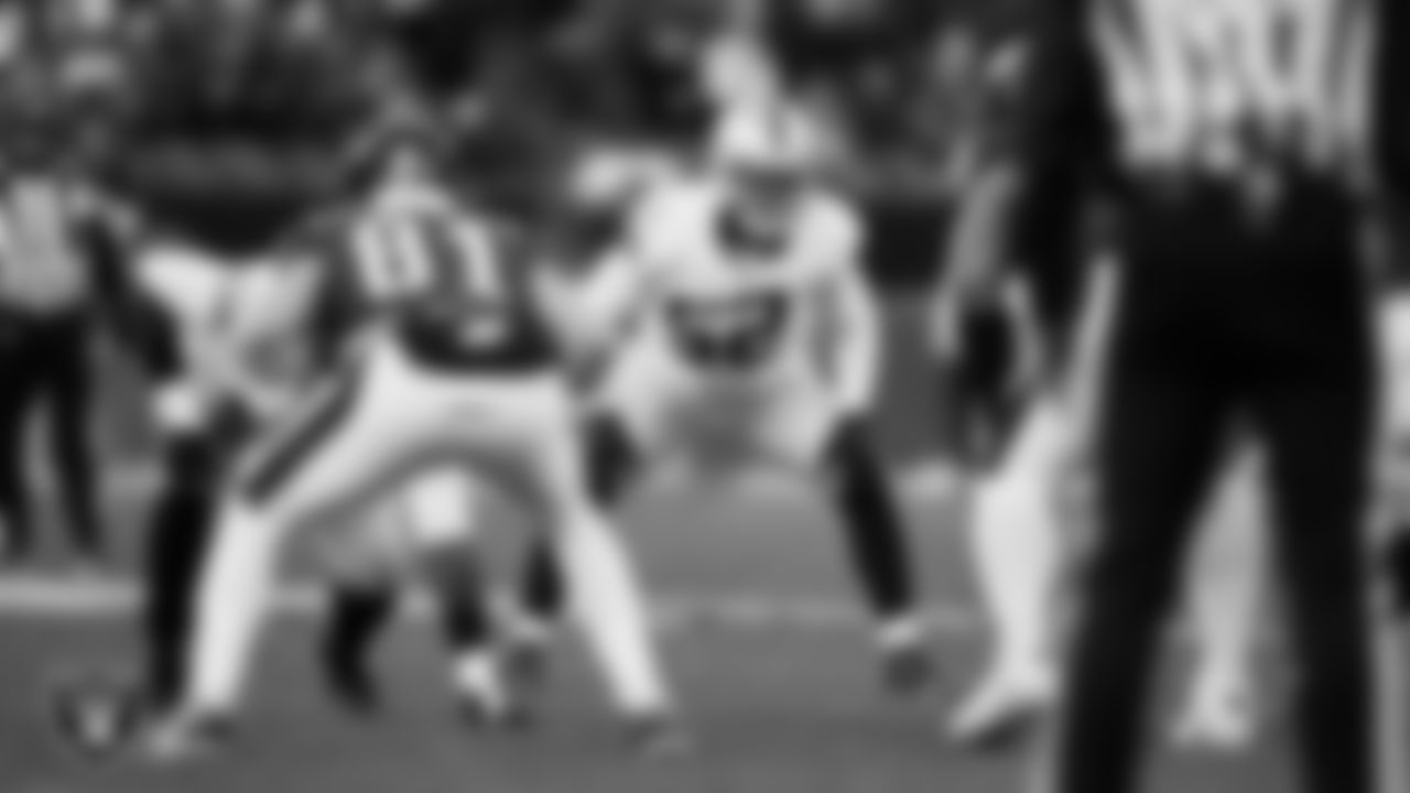 Las Vegas Raiders linebacker Elandon Roberts (52) lines up before the snap during the regular season away game against the Philadelphia Eagles at Lincoln Financial Field.