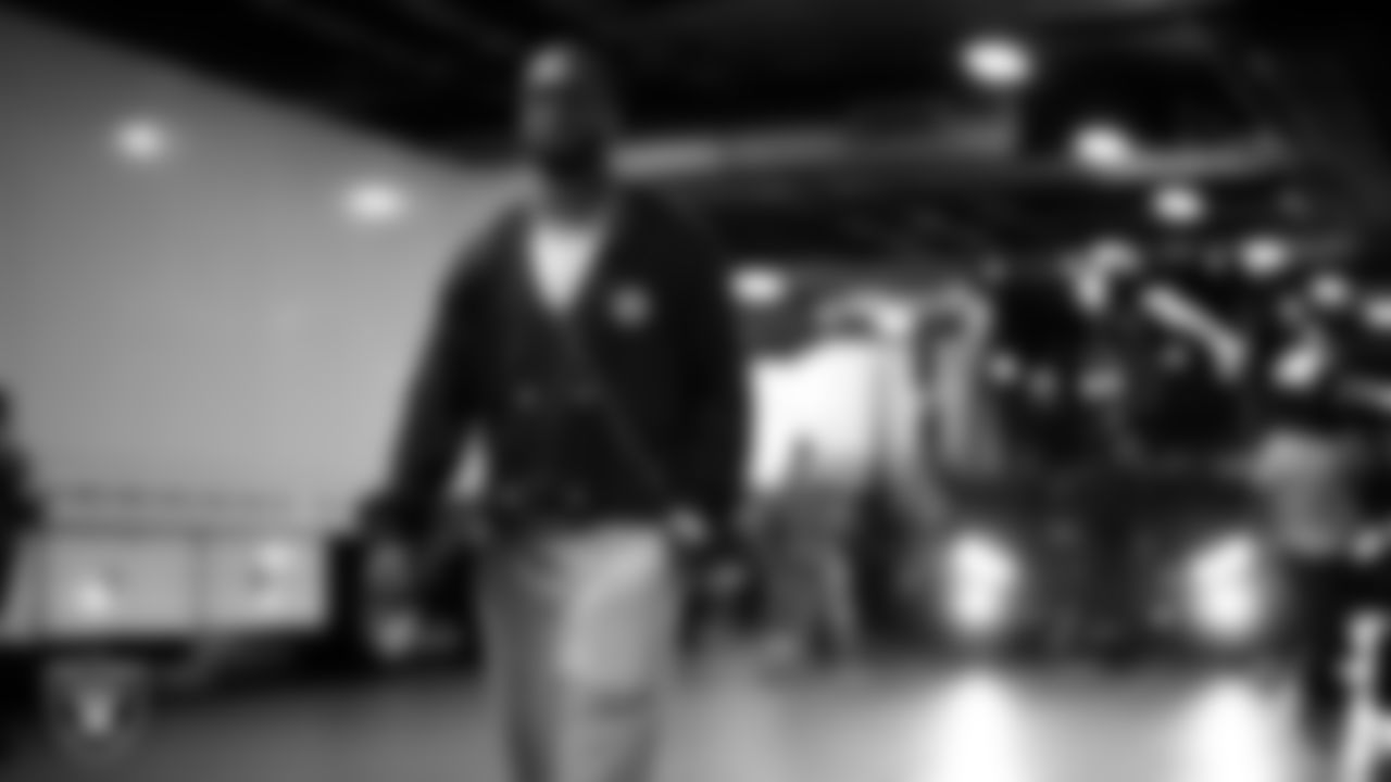 Las Vegas Raiders quarterback Geno Smith (7) arrives to the regular season away game against the Denver Broncos at Empower Field at Mile High.