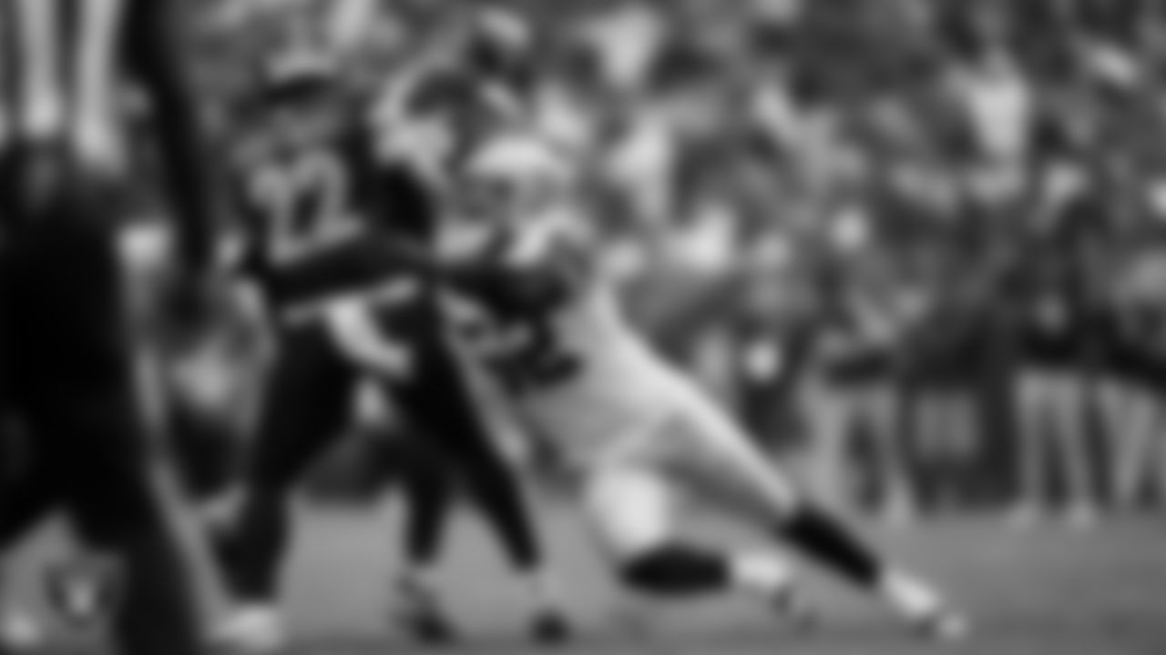 Las Vegas Raiders linebacker Elandon Roberts (52) makes a tackle during the regular season away game against the Washington Commanders at Northwest Stadium.