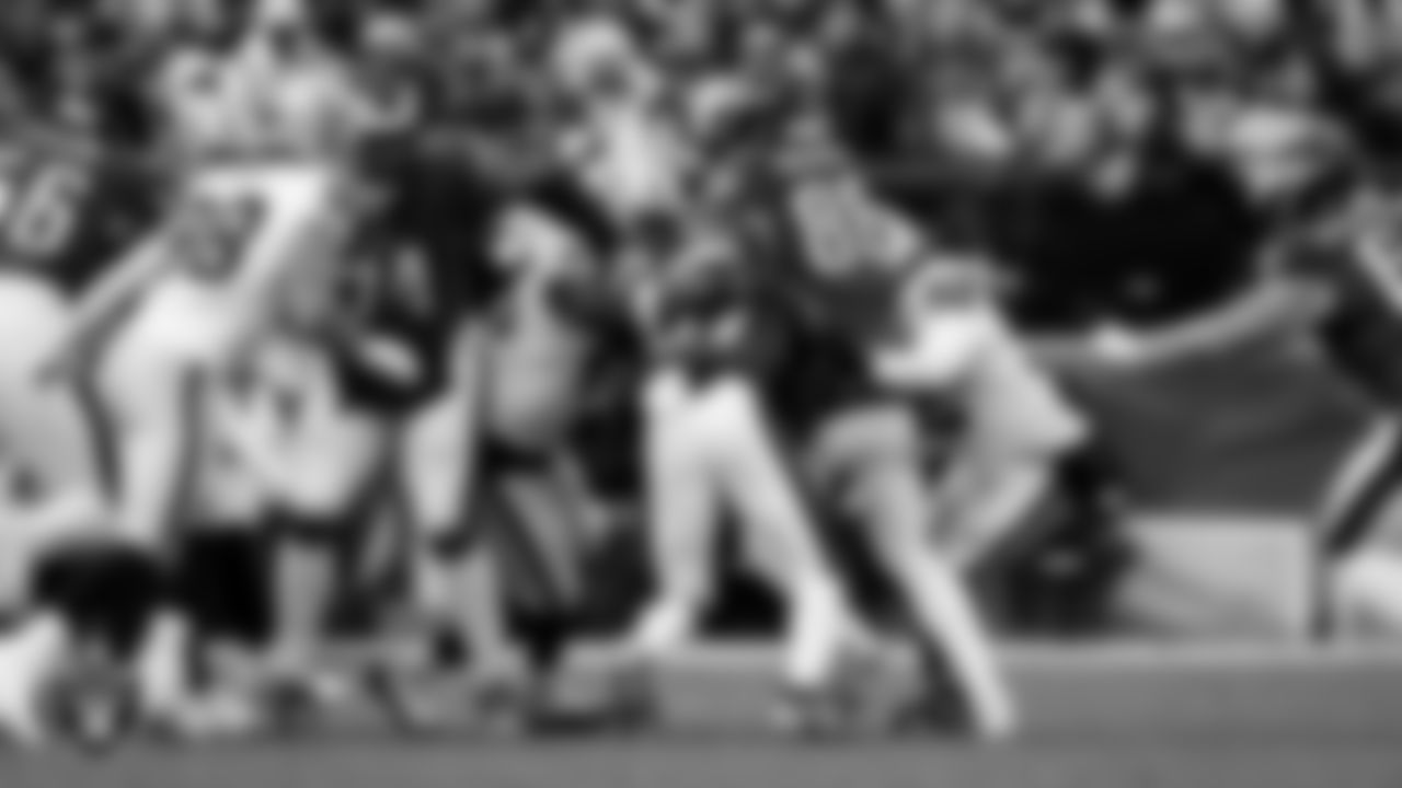 Las Vegas Raiders linebacker Devin White (45) and linebacker Elandon Roberts (52) during the regular season away game against the Philadelphia Eagles at Lincoln Financial Field.