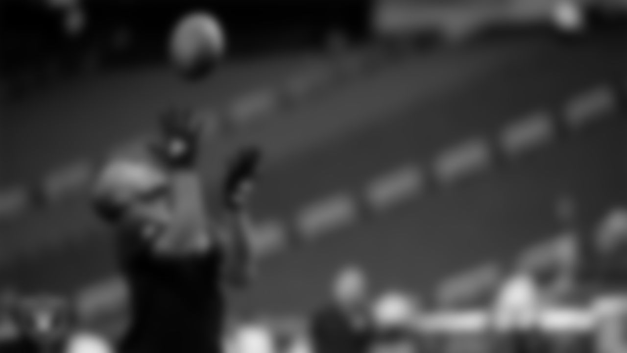 Las Vegas Raiders wide receiver Tyler Lockett (17) warming up before the regular season home game against the Jacksonville Jaguars at Allegiant Stadium.