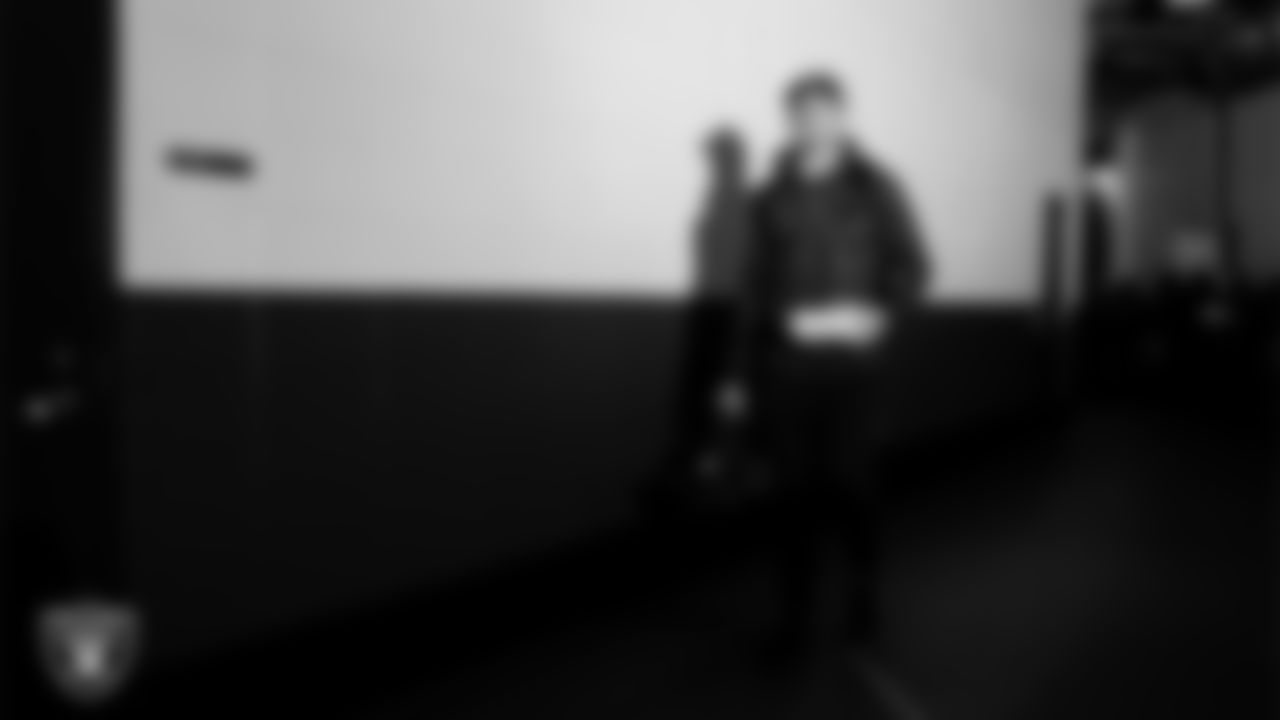 Las Vegas Raiders tight end Brock Bowers (89) arrives to the regular season away game against the Philadelphia Eagles at Lincoln Financial Field.