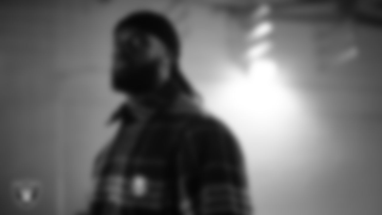 Las Vegas Raiders tight end Ian Thomas (80) arrives to the regular season away game against the Philadelphia Eagles at Lincoln Financial Field.