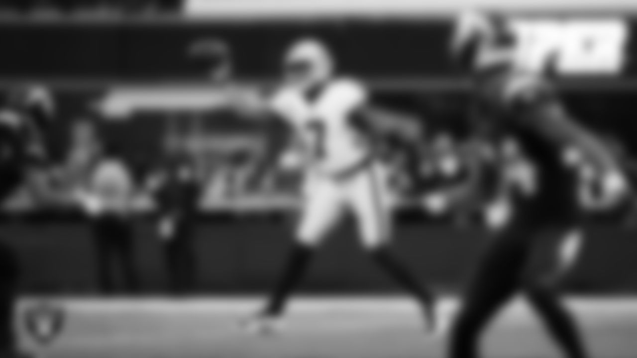 Las Vegas Raiders quarterback Geno Smith (7) passes during the regular season away game against the Los Angeles Chargers at SoFi Stadium.