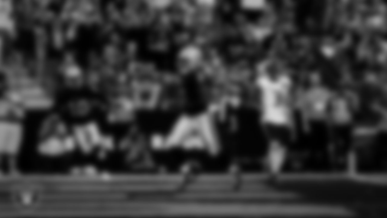 Las Vegas Raiders running back Ashton Jeanty (2) runs after making a 9-yard touchdown catch during the regular season home game against the Chicago Bears at Allegiant Stadium.