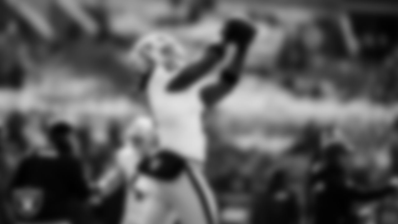 Las Vegas Raiders running back Ashton Jeanty (2) warming up before the regular season away game against the Philadelphia Eagles at Lincoln Financial Field.