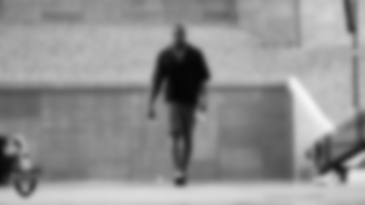 Las Vegas Raiders defensive end Tyree Wilson (9) arrives to the regular season home game against the Chicago Bears at Allegiant Stadium.