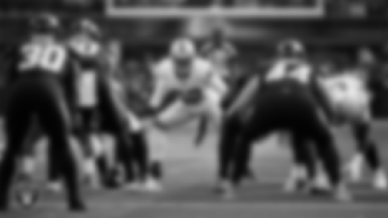 Las Vegas Raiders linebacker Elandon Roberts (52) lines up before the snap during the regular season away game against the Los Angeles Chargers at SoFi Stadium.