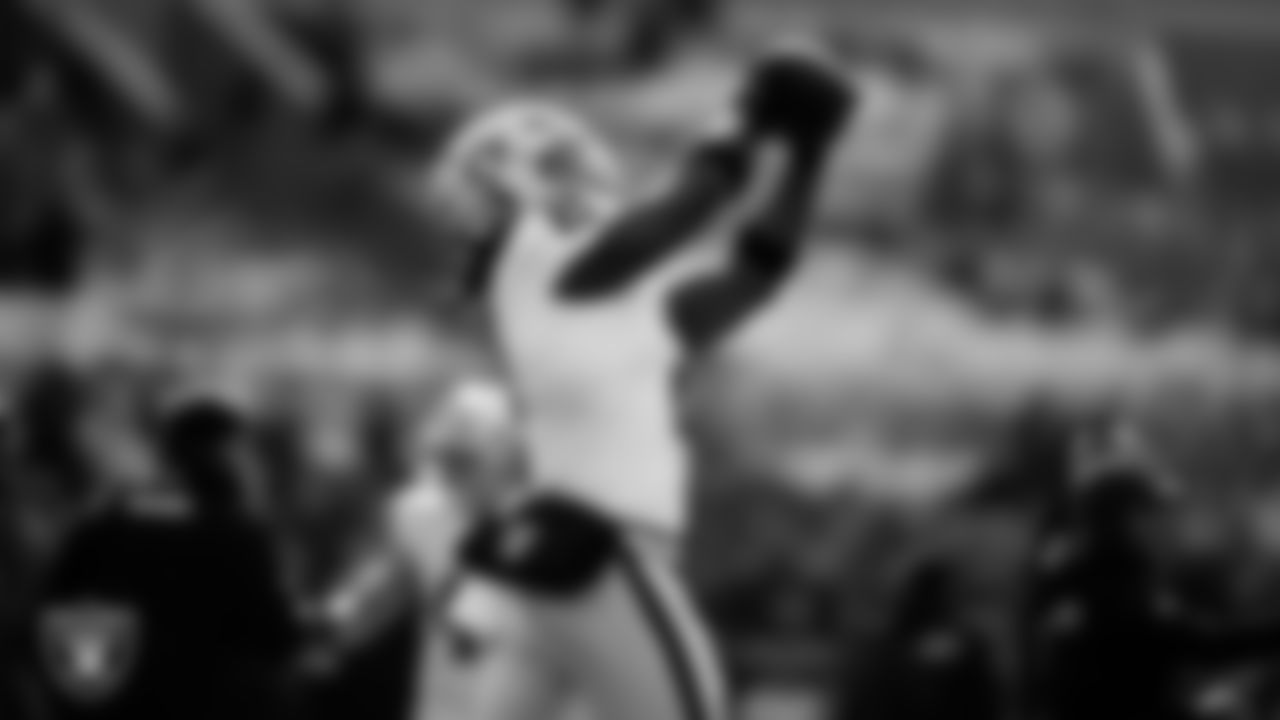 Las Vegas Raiders running back Ashton Jeanty (2) warming up before the regular season away game against the Philadelphia Eagles at Lincoln Financial Field.