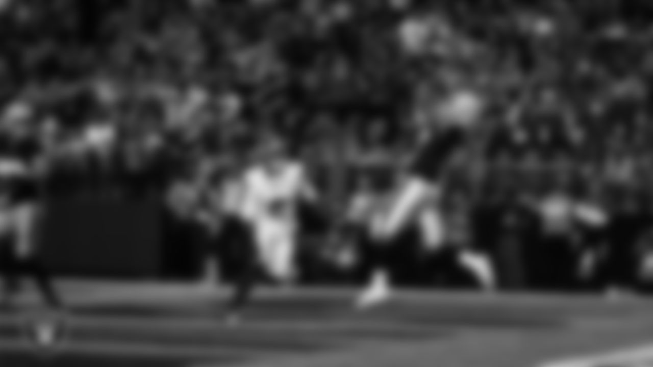 Las Vegas Raiders wide receiver Tyler Lockett (17) makes a 4-yard touchdown catch during the regular season home game against the New York Giants at Allegiant Stadium.