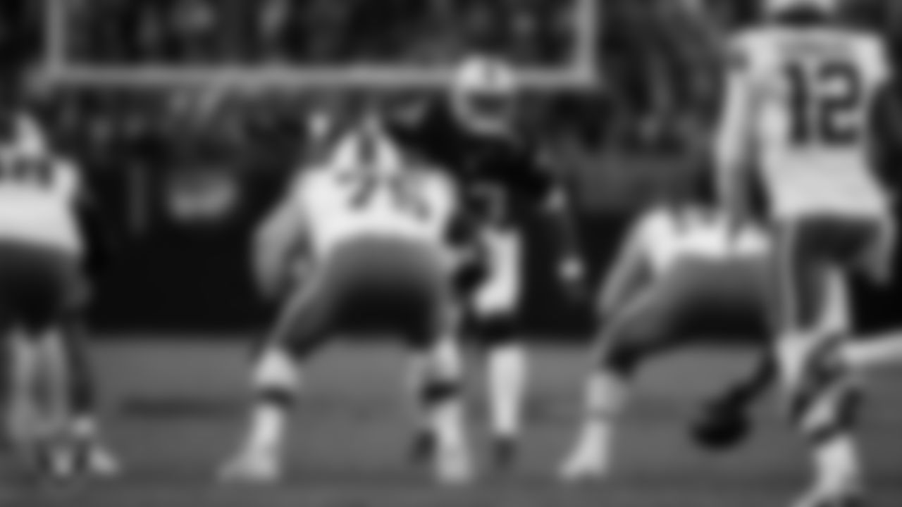 Las Vegas Raiders linebacker Jamal Adams (33) lines up before the snap during the regular season home game against the Cleveland Browns at Allegiant Stadium.